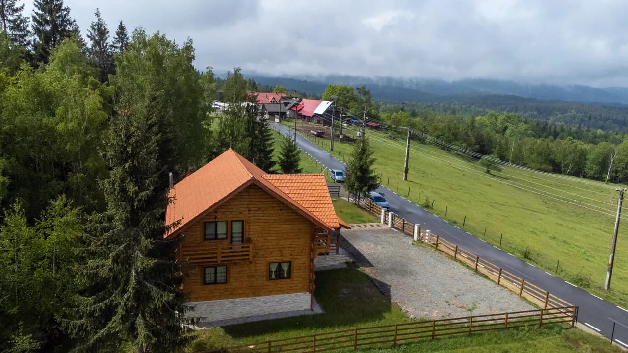Cabana Măgura Mare nyáron, körbefutó terasz és grillezős filagória