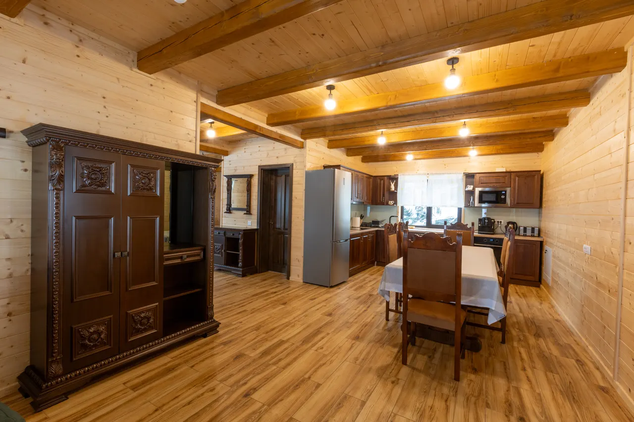 The living room of Cabana Măgura Mare – sofas and smart TV