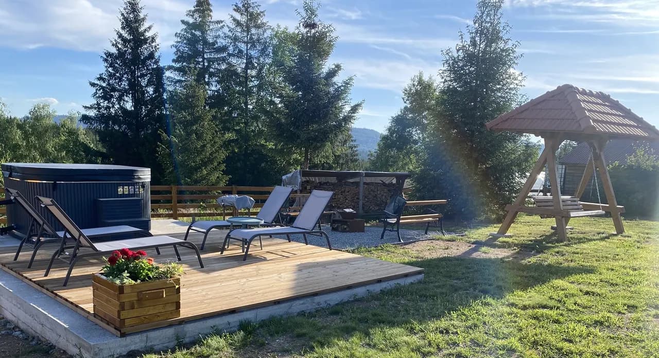 Jacuzzi pe deck cu șezlonguri la Cabana Măgura Mică
