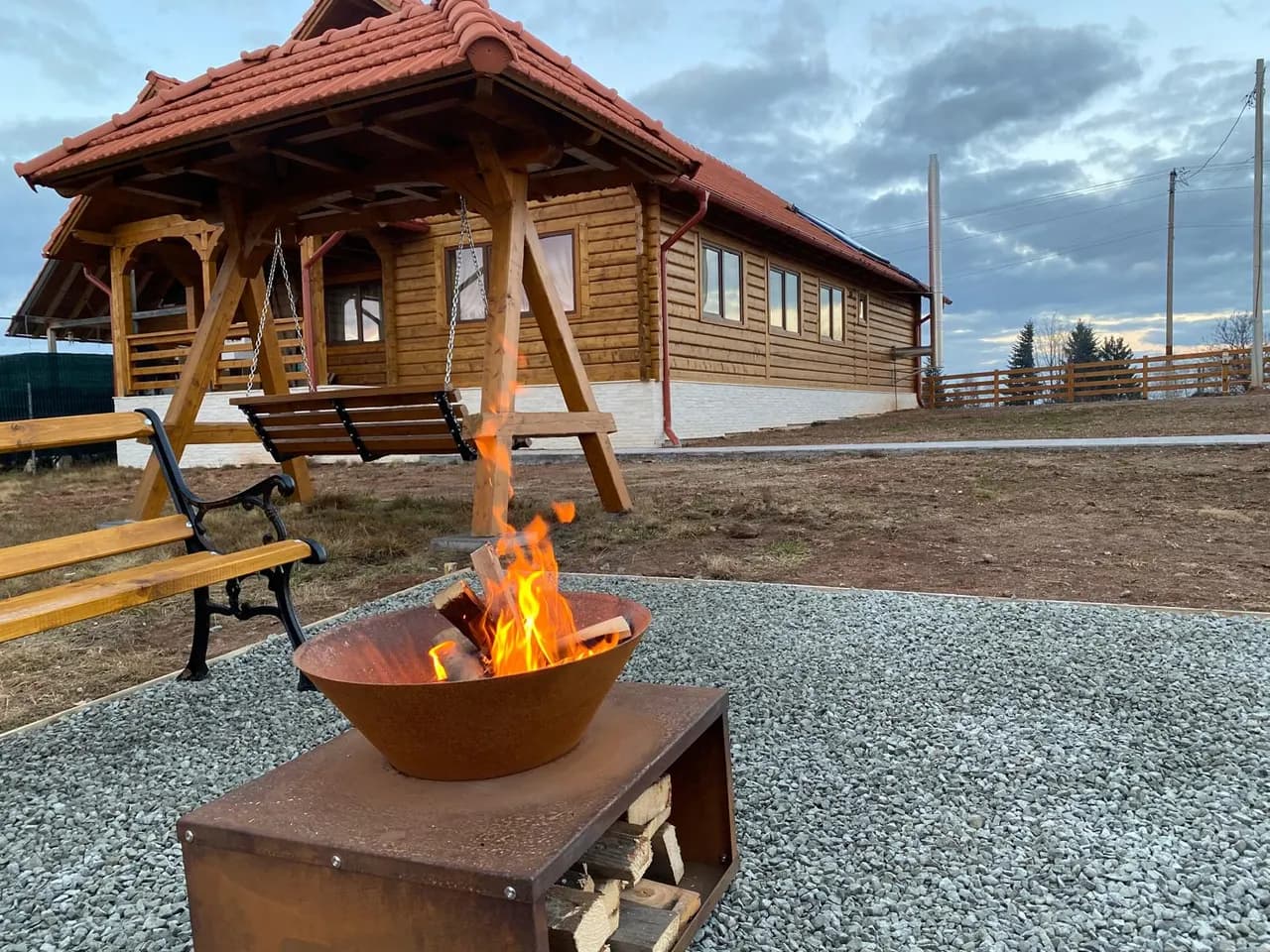Vatra de foc de la Cabana Măgura Mică, seara